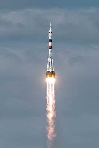 Ракета «Союз» с кораблем «Прогресс МС-30» отправится в космос сегодня ночью: «Роскосмос» рассказал, когда и где смотреть прямую трансляцию пуска