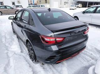 Tras Granta y Niva: los concesionarios de automóviles recibieron los nuevos Lada Vesta Sportline en una rara combinación de colores