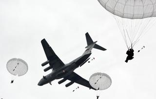 Militares se lanzaron en paracaídas en la región de Pskov desde un avión Il-76 a una velocidad de vuelo de 360 km/h