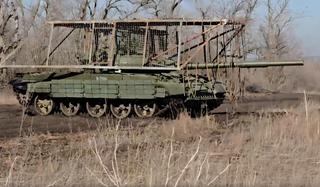 Танк-долгожитель Т-62М получил «дреды» и поворотный «мангал»: удивительные кадры преобразившейся машины