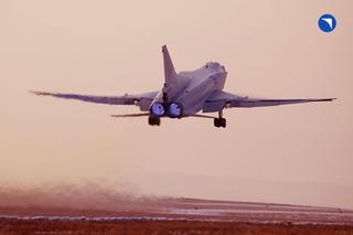 Tu-22M3 strategic missile carriers, escorted by Su-30SM and Su-27 fighters, flew over the Barents Sea