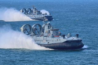 Десантные «Зубры» Балтфлота высадили военных с БТР-82А и САУ «Гвоздика» в Калининградской области
