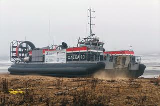 The "Khaska-10" hovercraft went out on the ice of the Rybinsk Reservoir