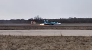 Истребитель Су-34 впервые в истории совершил посадку «на брюхо»: уникальные кадры