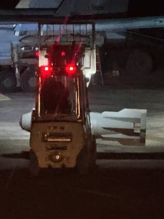 La carga de bombas aéreas FAB-1500 en un bombardero Su-34 se muestra por primera vez en una foto