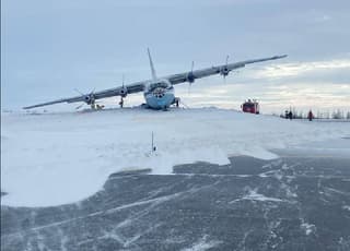 Самолёт Ан-12 аварийно сел в Новом Уренгое из-за повреждённой стойки шасси