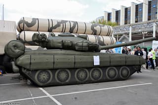 Надувательство от и до: бойцы выставили ложные танки Т-72 и БМП на позициях