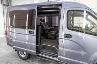 Lanzan el "Sobol NN VIP" blindado en Rusia: un reemplazo nacional para los SUV Volkswagen Multivan, Mercedes-Benz Clase V, Toyota Land Cruiser