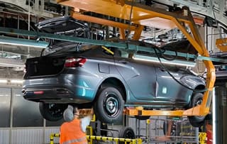 АвтоВАЗ почти вдвое сократит производство Lada Vesta в апреле