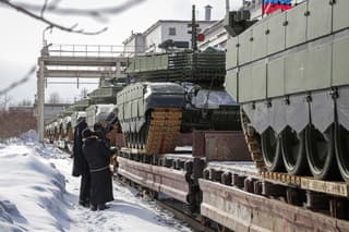 Под песни «Землян» и Дениса Майданова: партию танков Т-90М «Прорыв» отправили российским военным