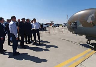 Peso de despegue: hasta 5 toneladas, velocidad: hasta 250 km/h: al comandante en jefe de la Armada se le mostró el pesado UAV "Altair"