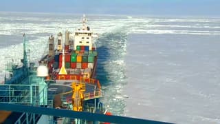 Сквозь толщу льдов: новейший атомоход «Якутия» обеспечил первую проводку судна