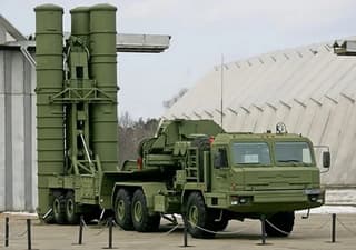 Сама не летает и другим не даёт: ЗРС С-400 «Триумф» способна достать самолет ДРЛО ASC 890