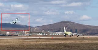 Истребитель Су-30 затмил собой «Суперджет» SJ-100 на видео тестового полета: опирался на реактивную струю