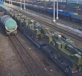 Huge batch of the latest "Malva" self-propelled howitzers for the Russian military spotted on a train