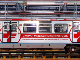 ¡Una ambulancia corre sobre rieles! Un nuevo tren temático ha salido a la línea Arbat-Pokrovka
