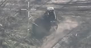 Ingenieros instalan un cañón automático de BMP-2 en un afuste de un arma D-44 en la carrocería de un UAZ: imágenes de un "Frankenstein" militar
