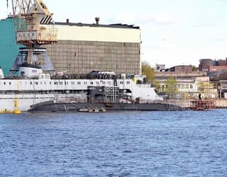 Носители «Калибров» подлодки «Якутск» и «Великие Луки» отправились на достройку в Санкт-Петербург