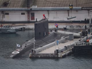 Появились кадры загрузки крылатой ракеты «Калибр» на боевую подлодку «Новороссийск»