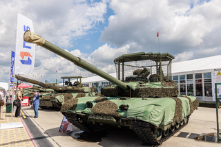 T-90M "Proryv" Tanks to be Hidden from Drones Under "Nakidkas": Detection Probability Reduced by 30%
