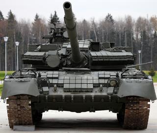 El tanque ruso T-80BV resistió 25 impactos de drones kamikaze y un bombardeo de artillería