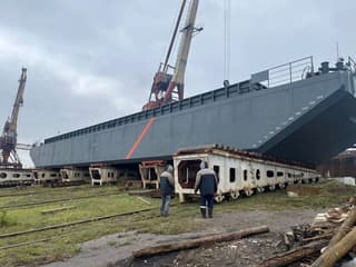 Пятую баржу проекта RBD4608 спустили на воду на Чкаловской судоверфи в Вологодской области