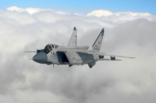 Перехватчики МиГ-31БМ и истребители Су-35С получили ядерную ракету Р-37М