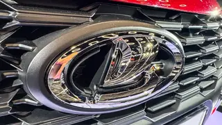 Lada Vesta обновили снаружи: АвтоВАЗ начал отгружать машины в цвете «Фламенко»