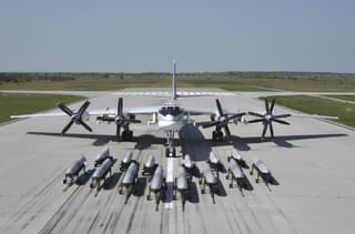Появились первые кадры погрузки ракет Х-101 на пилоны бомбардировщика Ту-95МС
