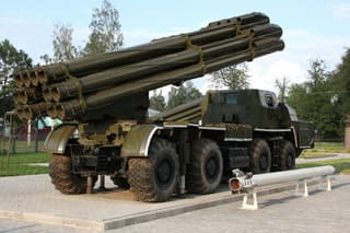 Россия поставила Ливии советские 300-мм реактивные системы залпового огня БМ-30 «Смерч»