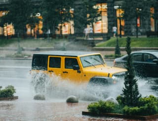 Осторожнее на дорогах: автожурналист Кадаков рассказал, как избежать аквапланирования