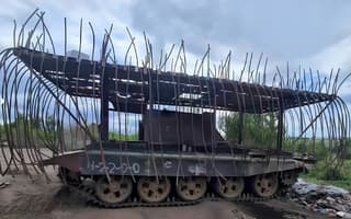 Полувековой танк Т-62 переделали в кустарную машину с «дредами»: чудеса смекалки бойцов
