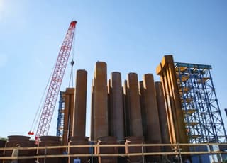 En la construcción del puente del Lena ha comenzado la instalación de ataguías: los soportes se están erigiendo en el cauce del río
