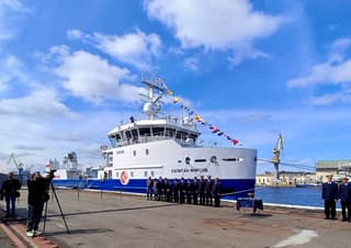 Краболовы «Капитан Фирсов» и «Капитан Сковпен» подняли флаги на ОСК «Адмиралтейские верфи»