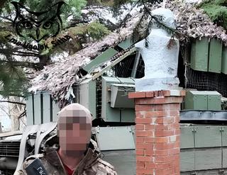 Un inusual T-80BVM con un gigantesco "mangal" creado por militares rusos