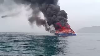 En el Día del Constructor Naval: un catamarán turístico se incendió y se hundió cerca de la costa de Vladivostok
