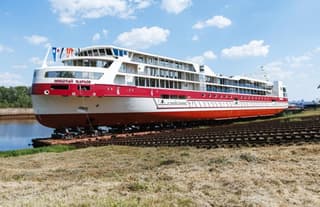 SPA-зона и бассейн с подогревом: спущен на воду комфортабельный круизный теплоход «Николай Жарков»
