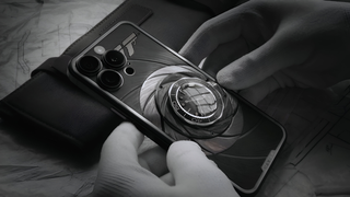 Новый iPhone от Caviar: cмартфон с часами Omega для поклонников Джеймса Бонда
