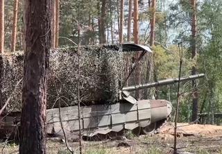 Los tanques T-90M "Proryv" cambiaron hasta ser irreconocibles: "rastas", "parrilla" y mucho "Kontakt"