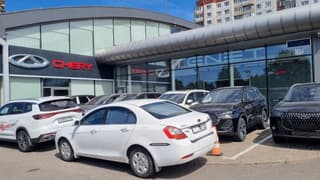 En San Petersburgo, los concesionarios de Chery exhiben letreros de la nueva marca rusa Tenet
