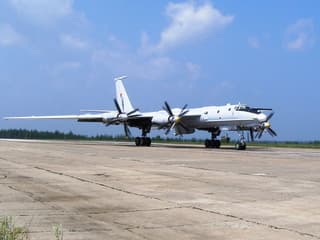 Un avión Tu-142 de la Flota del Norte exploró un campo de hielo en el Ártico