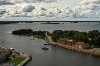 Restauradores restauran un cañón del siglo XVII, sacado del fondo de la bahía de Vyborg