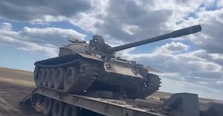 Сдули пыль времён: полувековой танк Т-55 вернули в строй в России