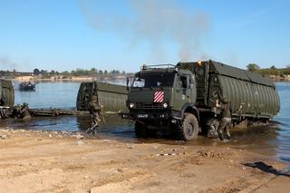 Российские военнослужащие задействовали понтонный парк ПП-91М во время учений по развёртыванию переправы