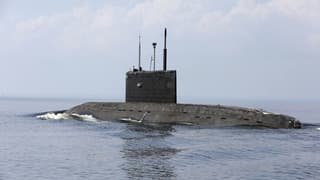 \"Strategic Nightmare\": Russian \"Varshavyanka\" Project Submarine and Chinese \"Yuan\" Class Submarine Scare the West