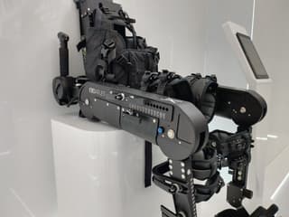 Восстанавливает навыки ходьбы: современный экзоскелет ExoAtlet Plus представили на форуме «Облачные города»