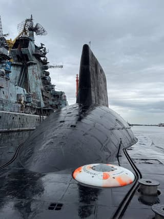 Aparece una foto del crucero "Almirante Ushakov" y del submarino "Dmitri Donskói" antes de su desmantelamiento
