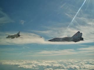 Редкая воздушная операция: МиГ-31БМ дозаправили от Су-24М с помощью УПАЗ-1