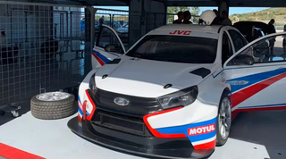Un Lada Vesta Sport de carreras con casi 400 caballos de fuerza se vende en Hungría