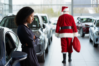 Ni descuentos, ni regalos: los concesionarios de coches privaron a los rusos del espíritu navideño